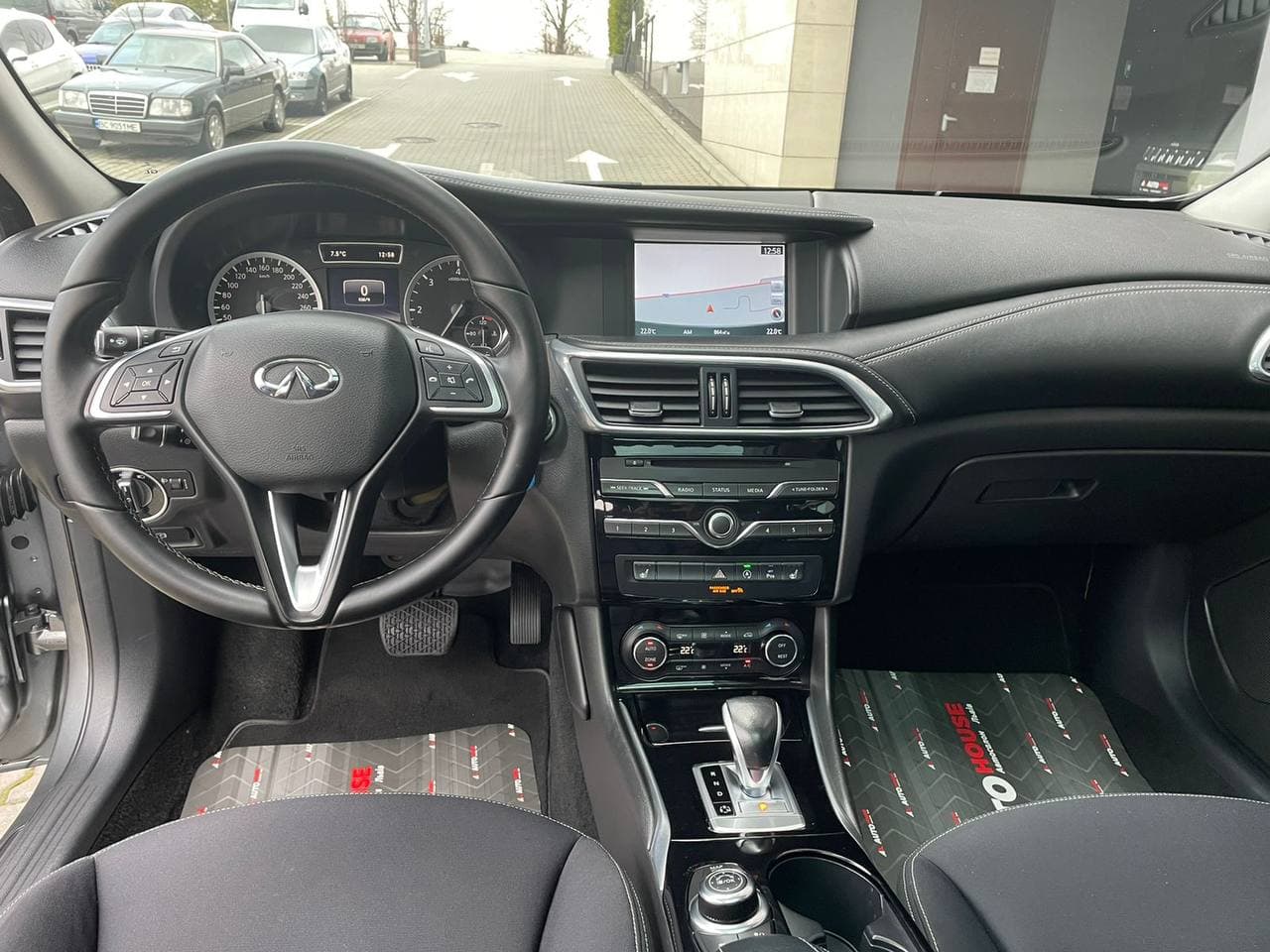 Infiniti Q30