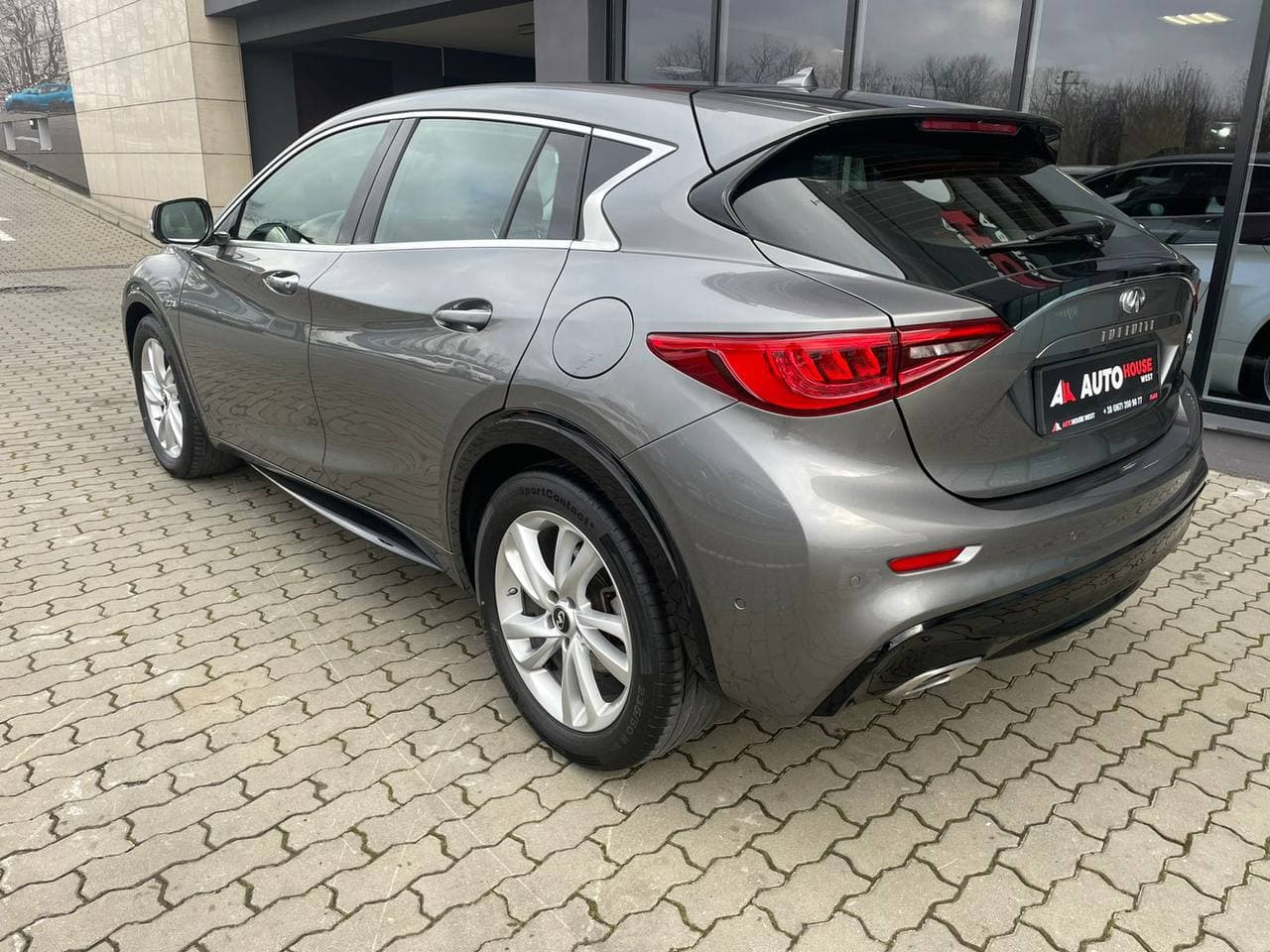 Infiniti Q30