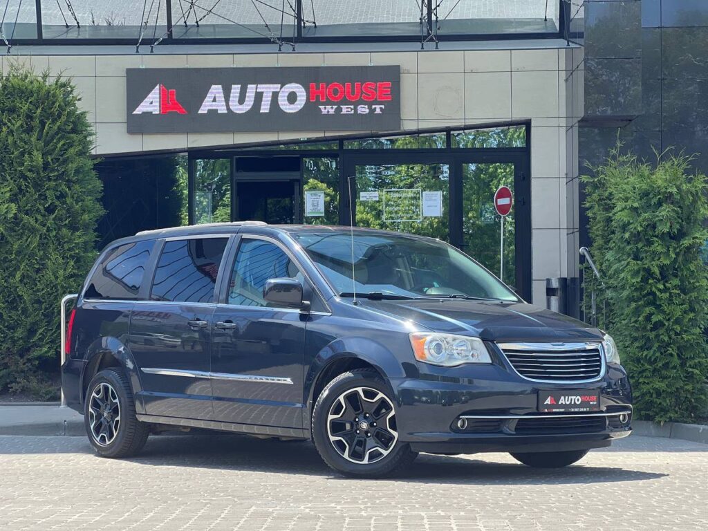 chrysler-town-and-country-autohouse-0