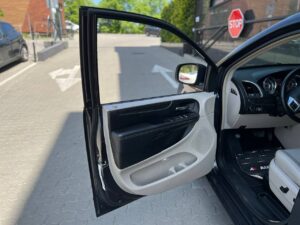 chrysler-town-and-country-autohouse-3